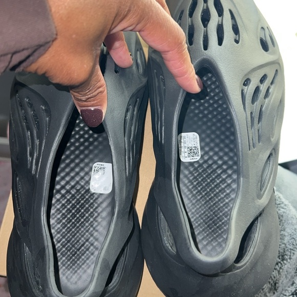 Black Yeezy foam runner size 8 in men. Fits like a 7-7.5 in men or 8.5 in women - Picture 5 of 6